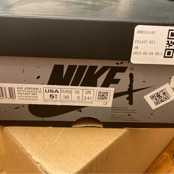 NWT Air Jordan 1 retro high OG  in "Washed Black" kids sneaker - Picture 9 of 15